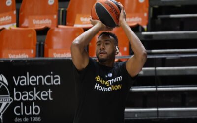 Calentamiento del Maccabi con un mensaje en la camiseta “Bring them home now”