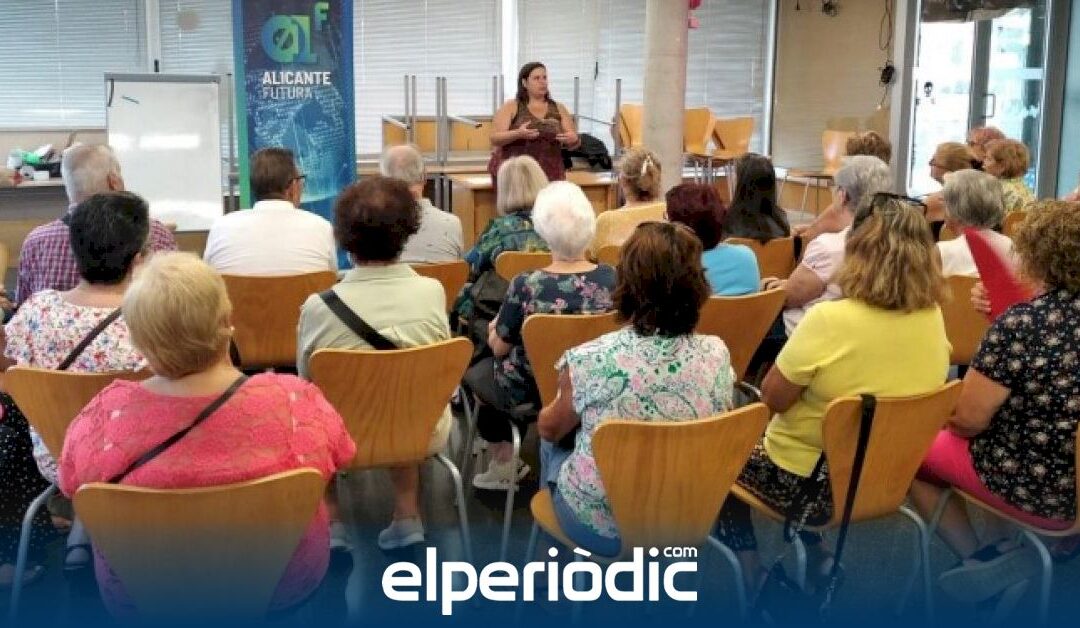 Alicante Futura acerca la tecnología a más de 300 mayores de los barrios de la ciudad para reducir la ‘brecha digital’