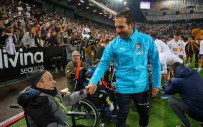 La afición se vuelca con el Valencia CF en el entrenamiento en Mestalla