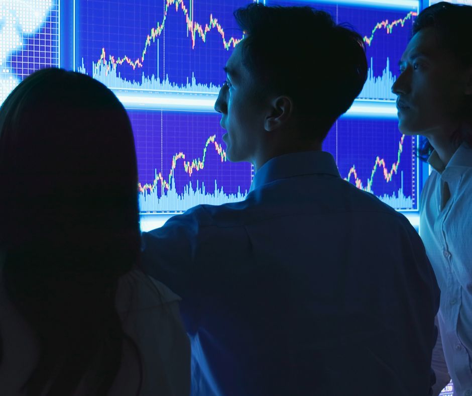 Agentes de marketing en china analizando graficas