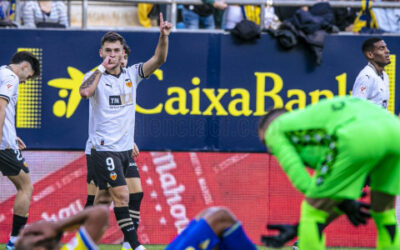 Gran victoria del Valencia en Cádiz: permiso para soñar