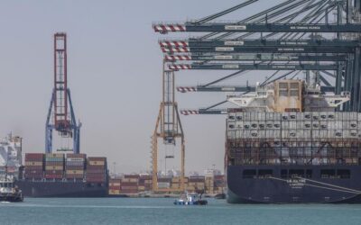 El Puerto de València recibe el primer gran buque desviado por la situación en el mar Rojo