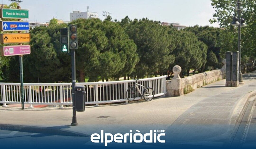 Un ciclista se despeña con su bici al cauce del río Turia en Valencia