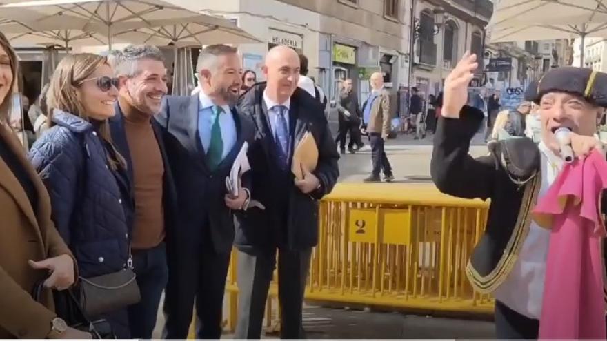 Vox celebra el rechazo a la moción del 8M con un ‘torero’ y al grito de “Que viva España”