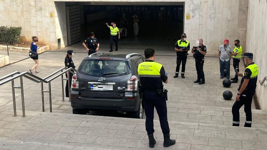 Un coche queda atrapado en la estación de metro de Ayora