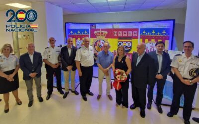 Policía Nacional València | Homenaje de los mayores de Pare Jofre a la Policía Nacional en su bicentenario