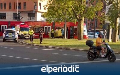 Un coche queda volcado contra un tranvía en Valencia