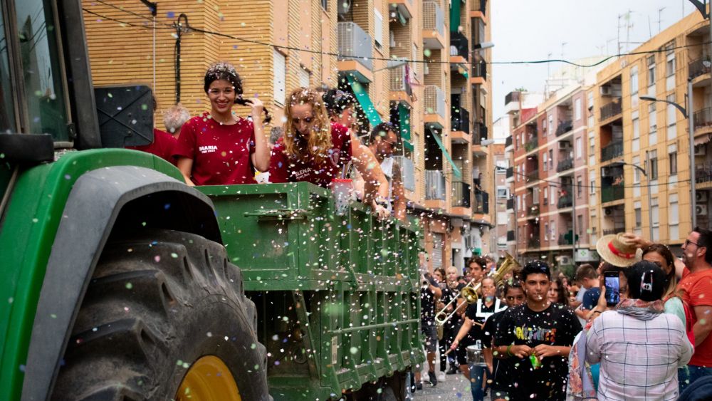 Conciertos, mascletás y desfiles llenan de color las Fiestas de Alfafar 2024