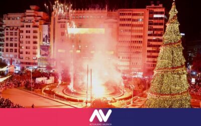 Valencia enciende su árbol de Navidad homenajeando a las víctimas de la Dana
