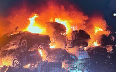 Incendio en una campa de Catarroja con centenares de coches calcinados