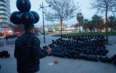 Globos negros contra la colmena de 24 bajos turísticos en Safranar
