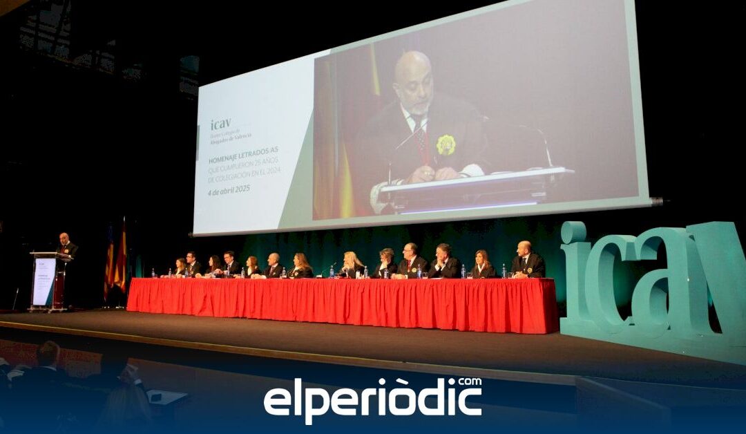Más de un centenar de abogados y abogadas del ICAV reciben un homenaje por sus 25 años de ejercicio profesional