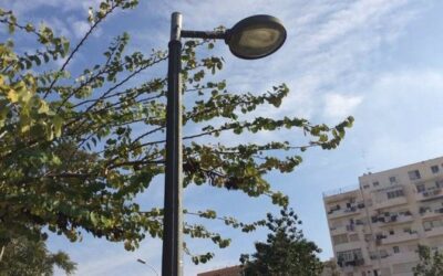 Muere una mujer al caerle en la cabeza una farola derribada por un coche sin frenar en Valencia