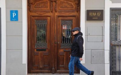 El ministre Bustinduy visita el Cabanyal en la seua croada contra els apartaments il·legals