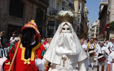 Abanicos, refrescos y pulverizadores de agua para sobrevivir a la Cabalgata del Convite