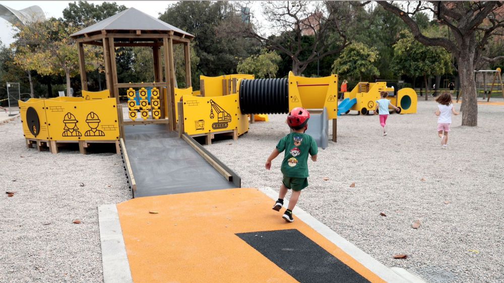 Un nuevo parque infantil se instala junto al Gulliver de Valencia