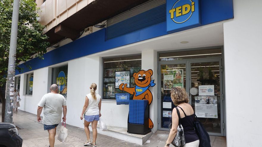 Incendio Tedi València | Buscan a un hombre por intentar prender fuego a otro Tedi en València
